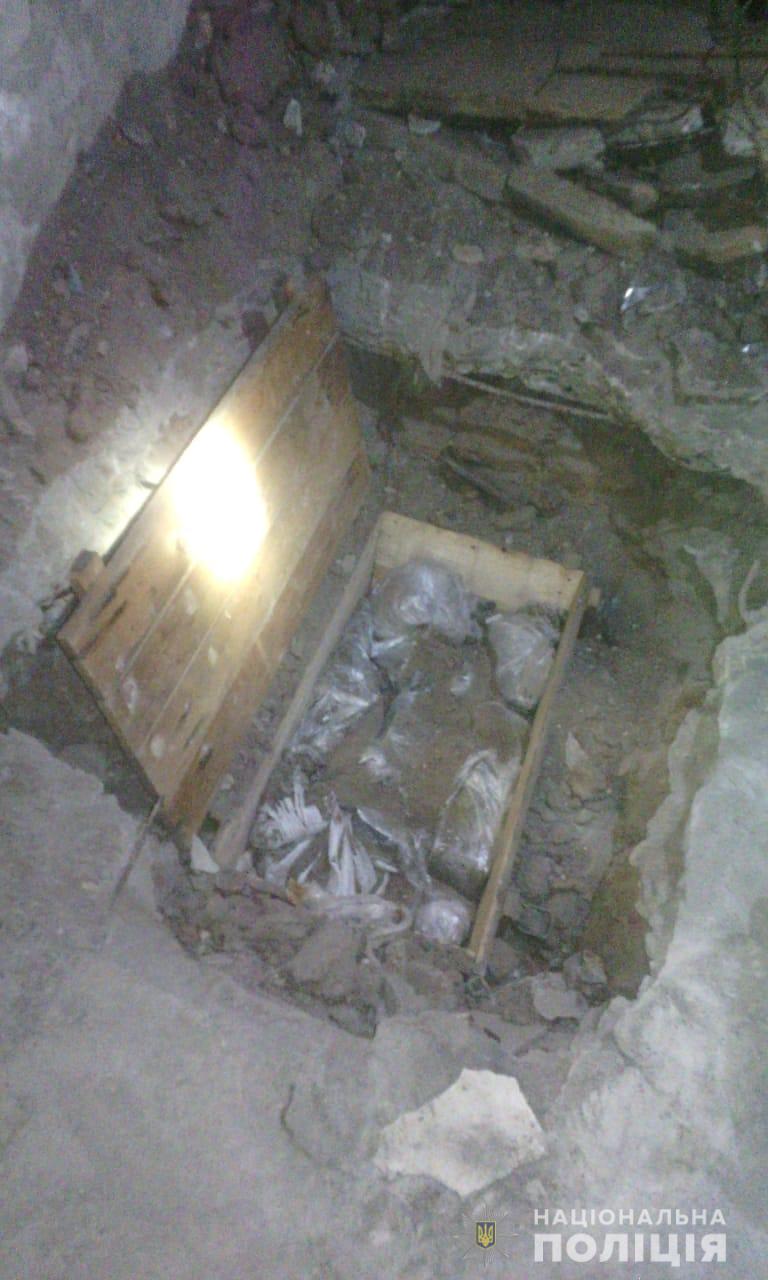 На Донбасі поліцейські знайшли схованку з боєприпасами 5d874535d2c31