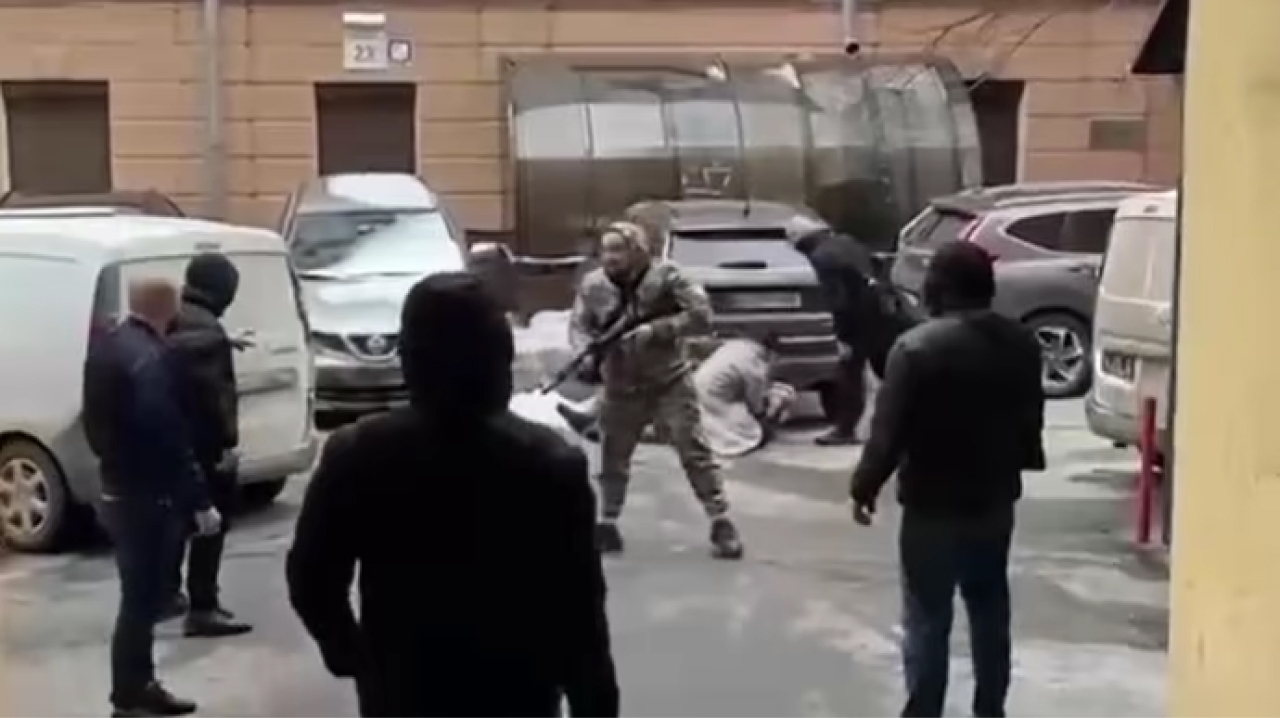 Другий тиждень поспіль біля СБУ в Києві з автоматами воюють за обмінник Другий-тиждень-поспіль-біля-СБУ-в-Києві-з-автоматами-воюють-за-обмінник