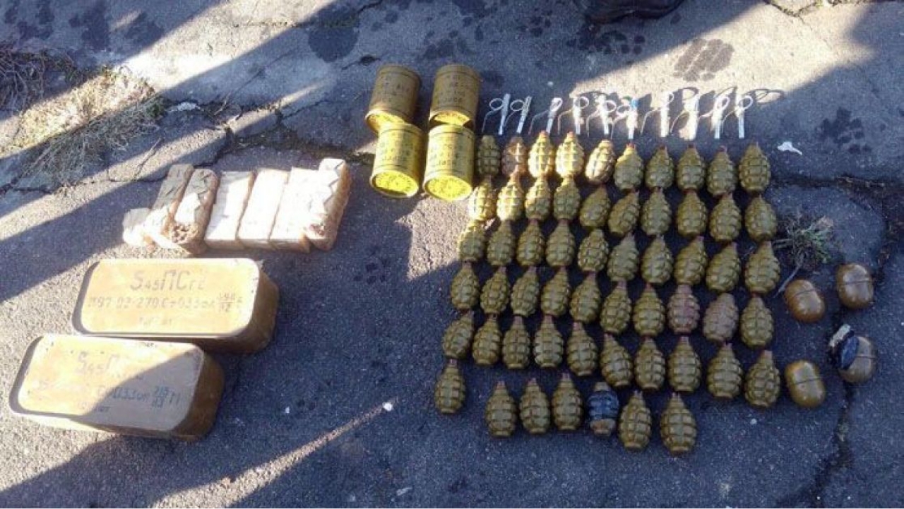На Донбасі поліцейські знайшли схованку з боєприпасами На-Донбасі-поліцейські-знайшли-схованку-з-боєприпасами