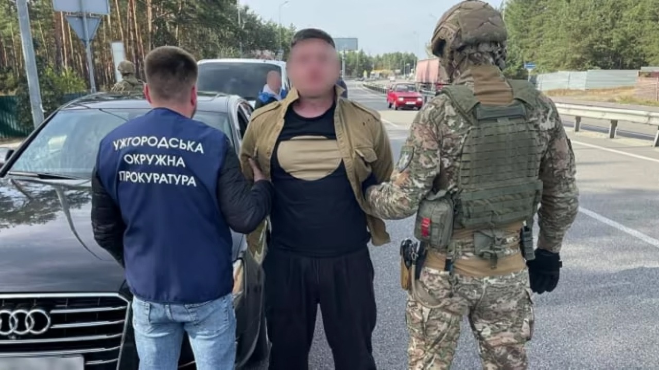 У Києві встановили хуліганів, які через зауваження пошкодили та розмалювали вісім машин на Оболоні. Фото Ошукав-матір-загиблого-воїна-на-7,5-млн-грн-поліція-затримала-жителя-Києва