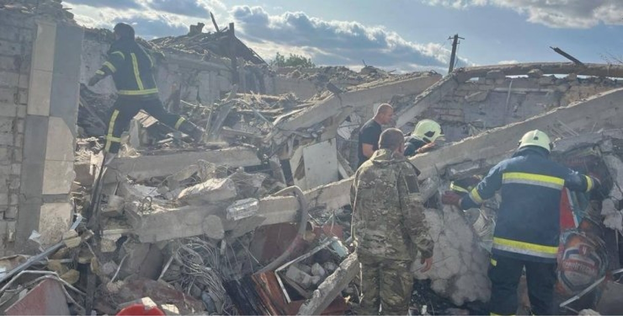 Удар по магазину під Куп'янськом: щонайменше 49 людей загинуло Удар-по-магазину-під-Куп'янськом-щонайменше-49-людей-загинуло
