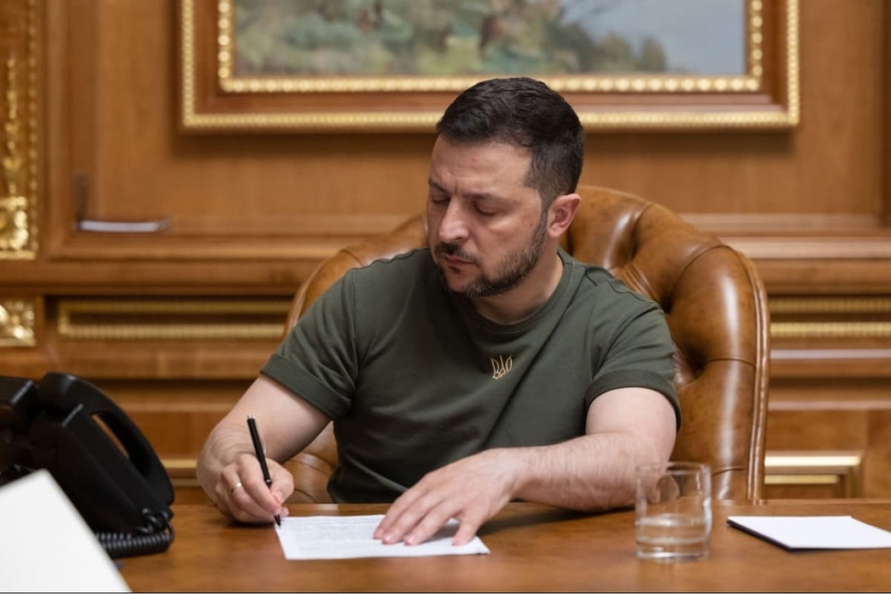Зеленський підписав закон: зарплати полонених отримуватимуть їх сім'ї Зеленський-підписав-закон-зарплати-полонених-отримуватимуть-їх-сім'ї