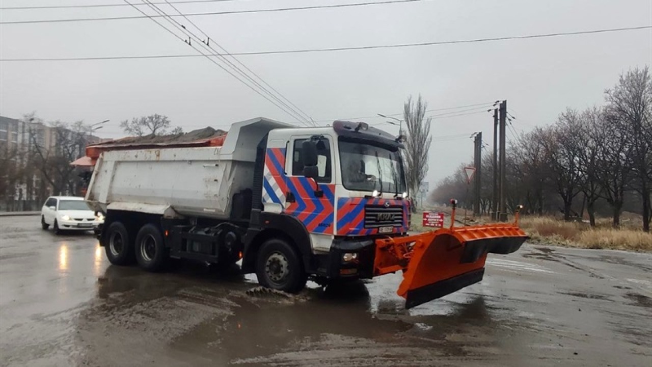 Ожеледиця у Києві: залучили понад 300 техніки для обробки доріг Ожеледиця-у-Києві-залучили-понад-300-техніки-для-обробки-доріг