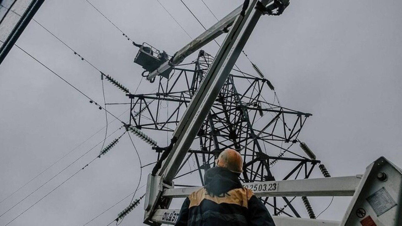 "Укренерго" фіксує дефіцит в енергосистемі: закликали споживачів економити Укренерго-фіксує-дефіцит-в-енергосистемі-закликали-споживачів-економити
