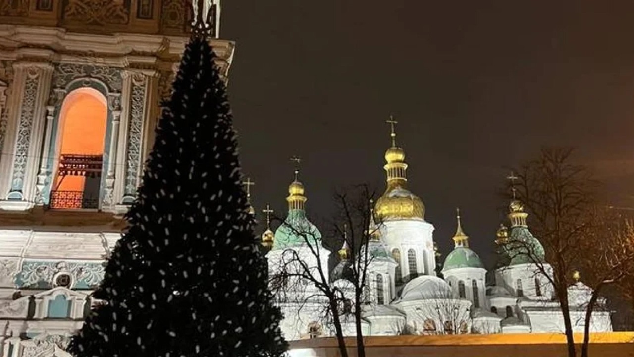 У Києві встановили новорічну ялинку У-Києві-встановили-новорічну-ялинку